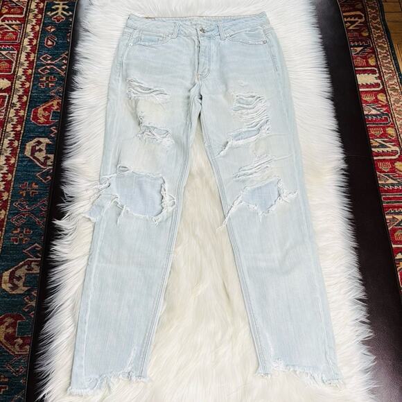 American Eagle Distressed Light Wash Tomgirl Jeans - Picture 1 of 7
